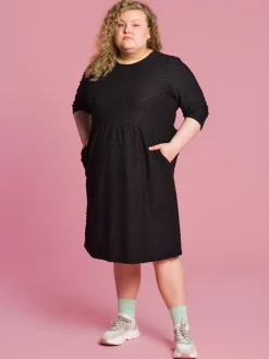 Aarre Marisa Mekko, Musta Dot