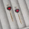 Butoni Hearts Korvakorut Ketjulla, Musta/Punainen