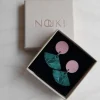 Nouki Pikku-Viuhka Korvakorut, Valokas Smaragdi/Pinkki
