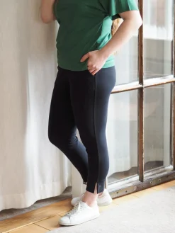 Riina Housut, Musta